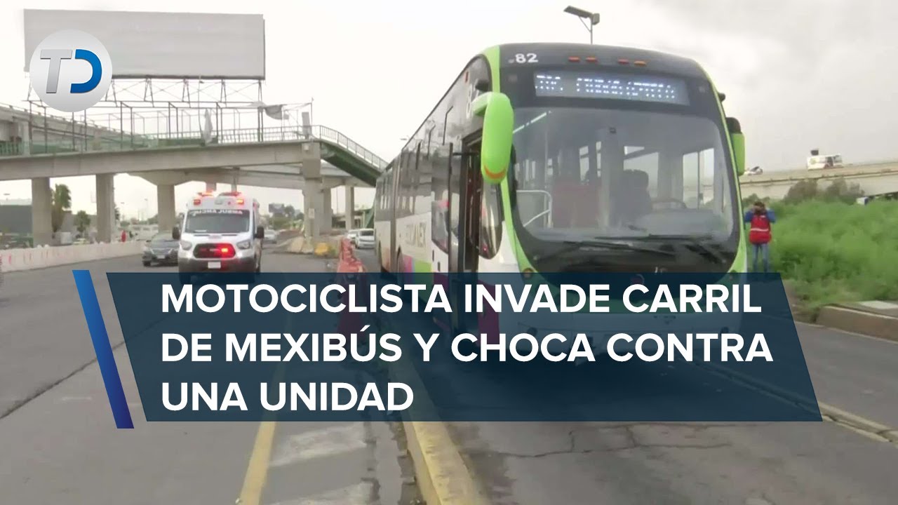 Motociclista choca contra Mexibús al invadir carril confinado en Ecatepec