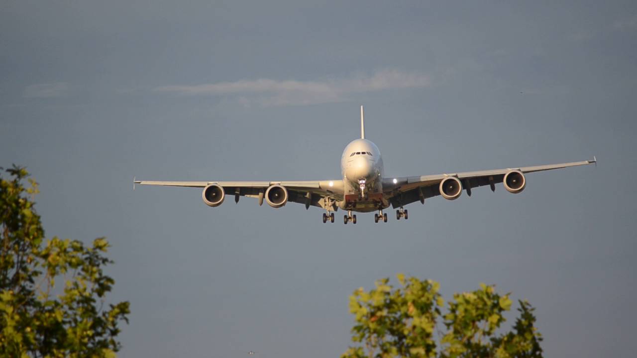 Zürich Kloten Runway 28 Landung A380 Emirates
