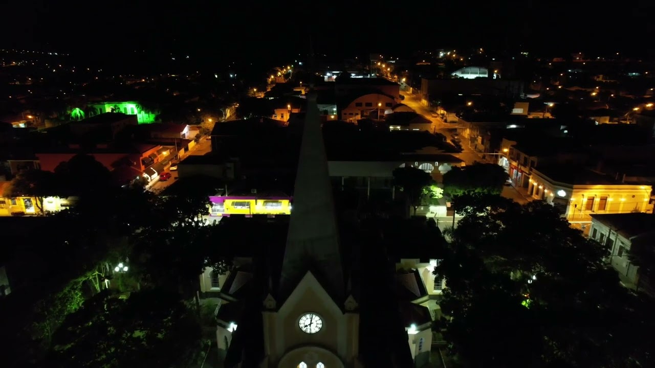 Angatuba-SP , praça da matriz a noite.
