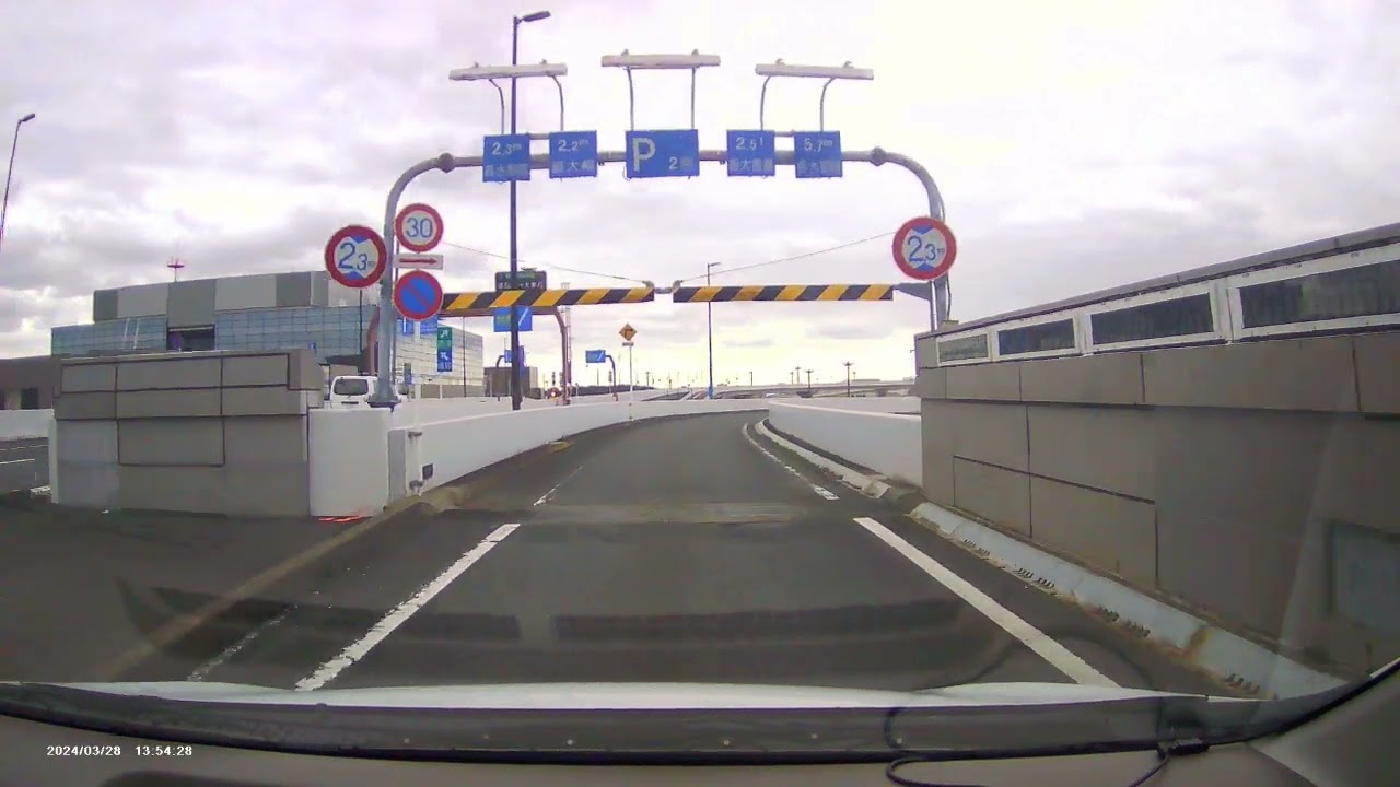 đường vào bãi đậu xe tầng 2 sân bay narita