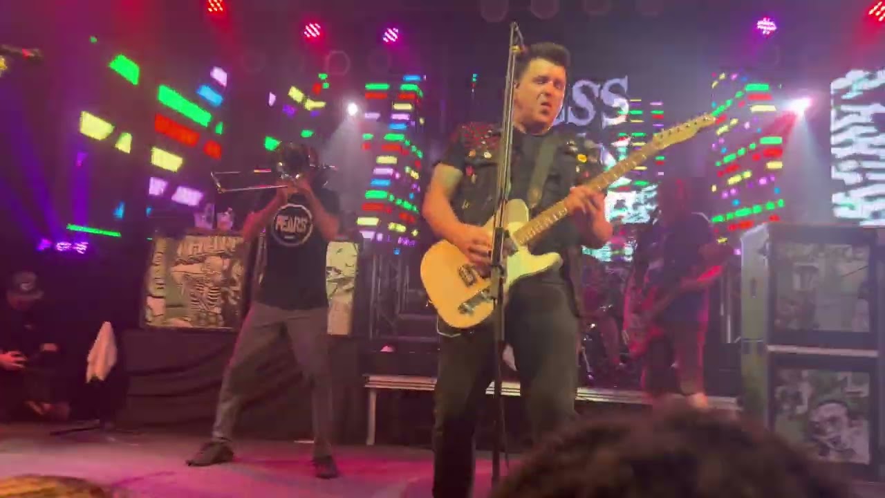 Less Than Jake - Short on Ideas / One Last Cigarette live