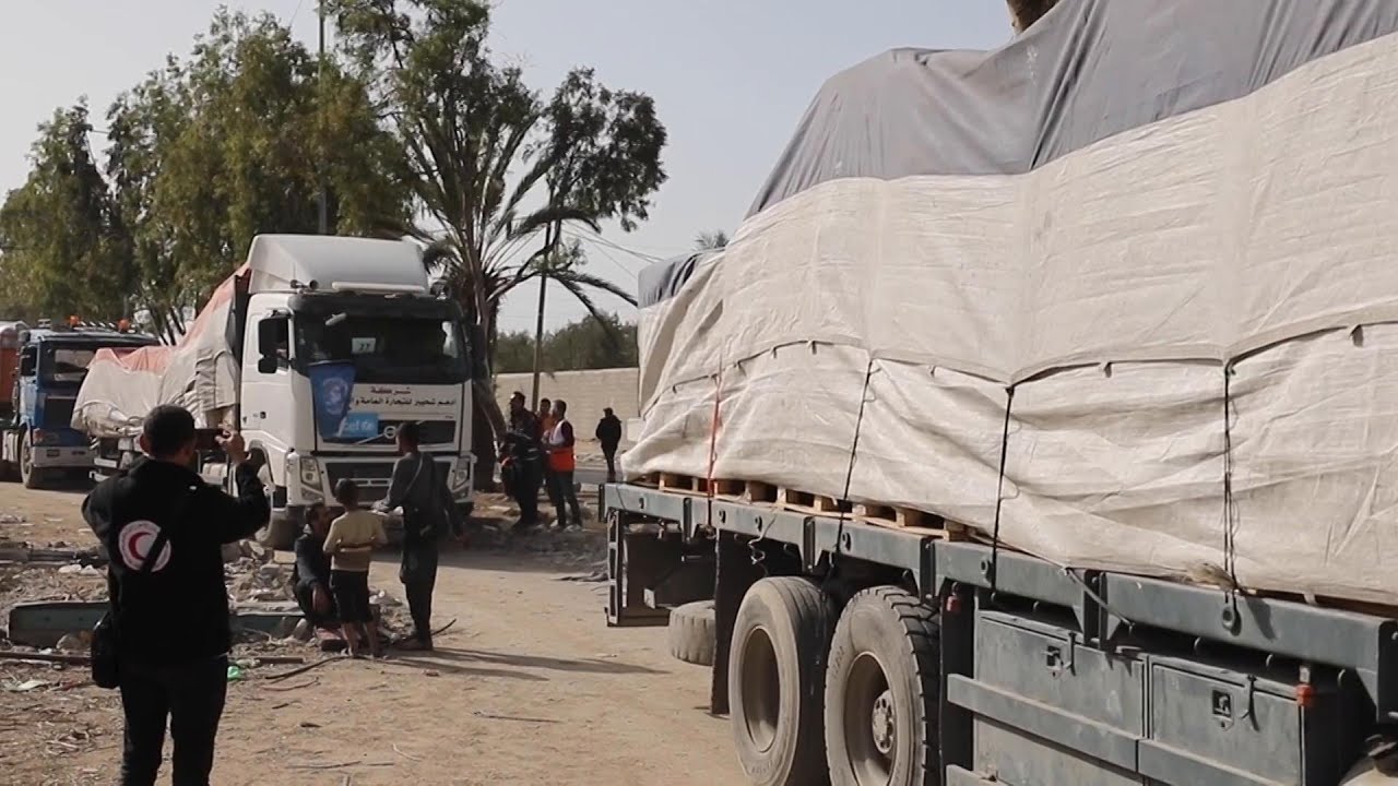 Aid sent to northern Gaza while Palestinians flee south