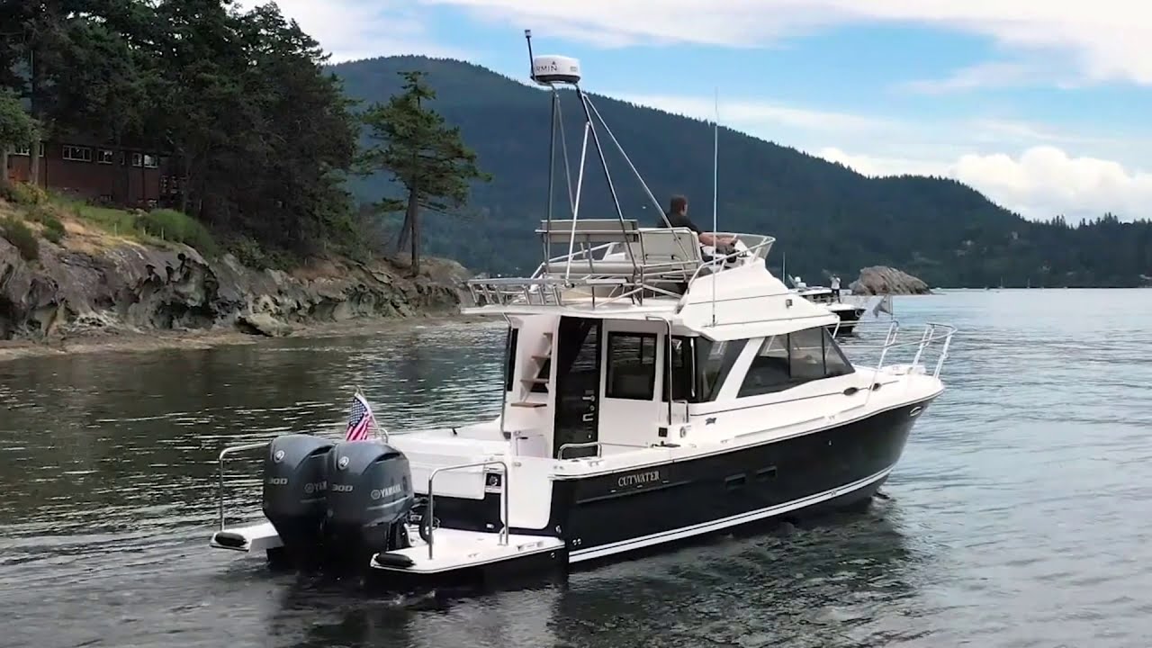 Видеообзор командного мостика яхты Cutwater 32 от компании Clarks Landing Yacht Sales.