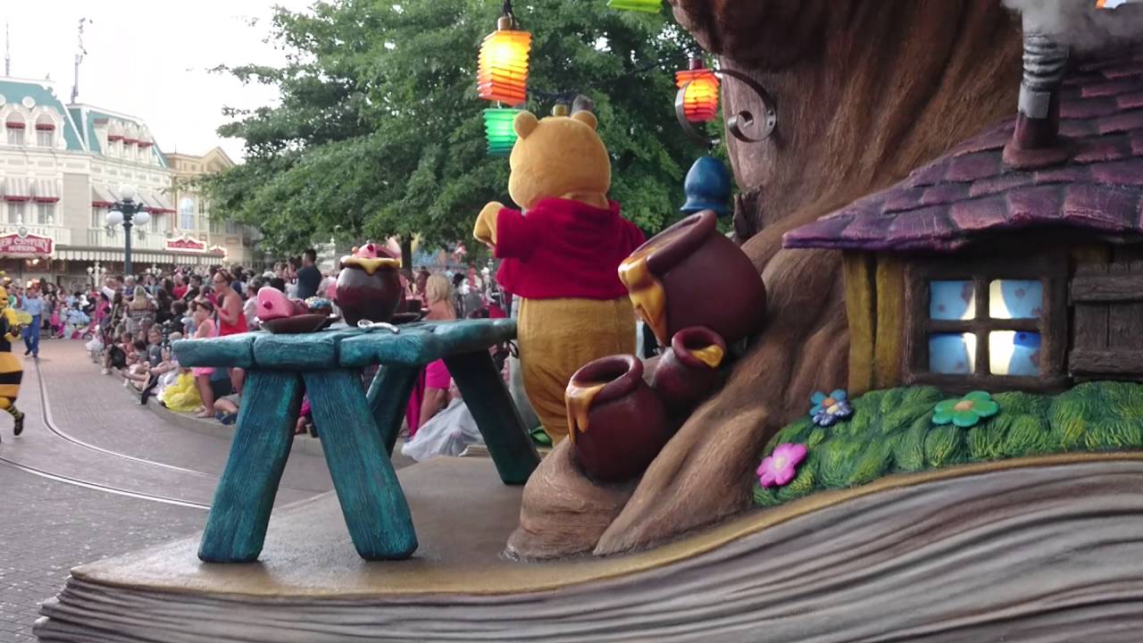 Disneyland Paris Parade August 2016 (Evelyn's)