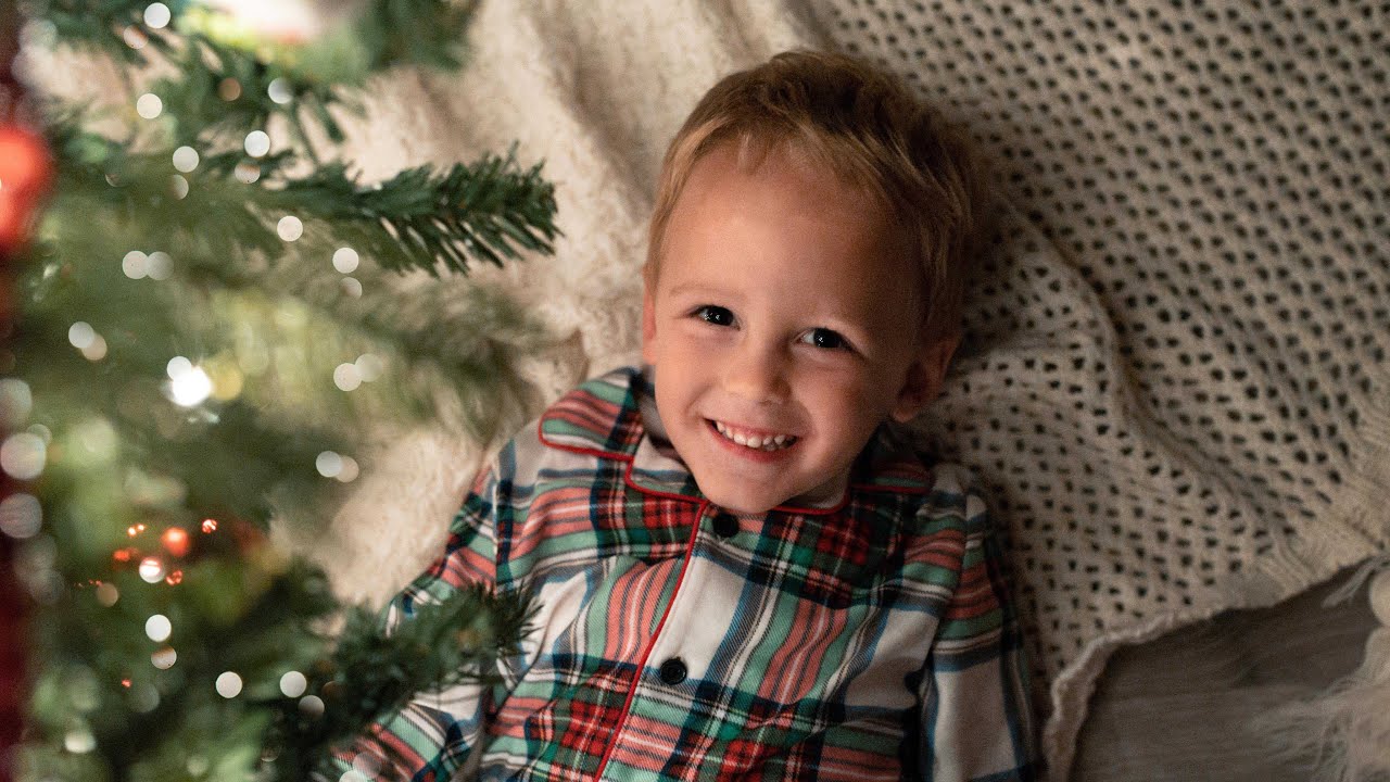 How To Take Magical Christmas Tree Pictures | DSLR AND iPhone!
