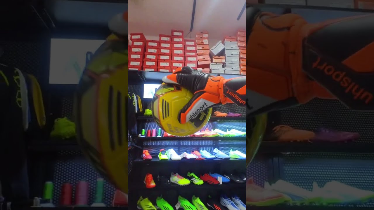 Giới thiệu mẫu găng tay thủ môn chuyên sân cỏ nhân tạo UHLSPORT dịp sau tết 2023