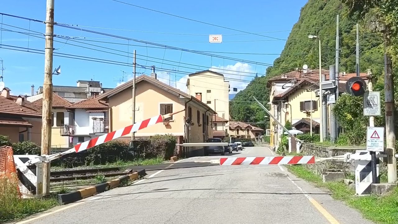 SCENDONO LE SBARRE!!!... E ARRIVA UN BEL TRENONE MERCI a LAVENO!!!