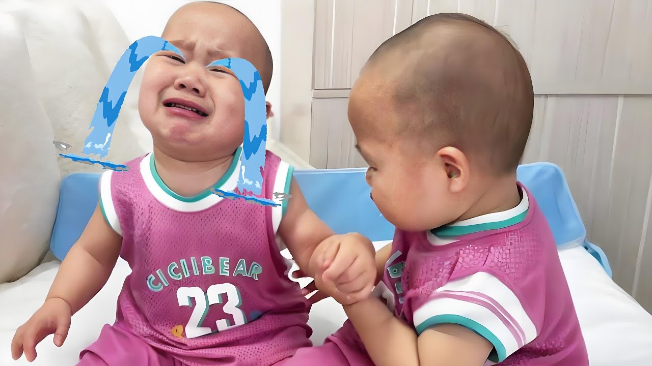 【超萌双胞胎】自己打哭的自己哄，俩胖小子还挺讲道理的！【西西和柚柚呀】