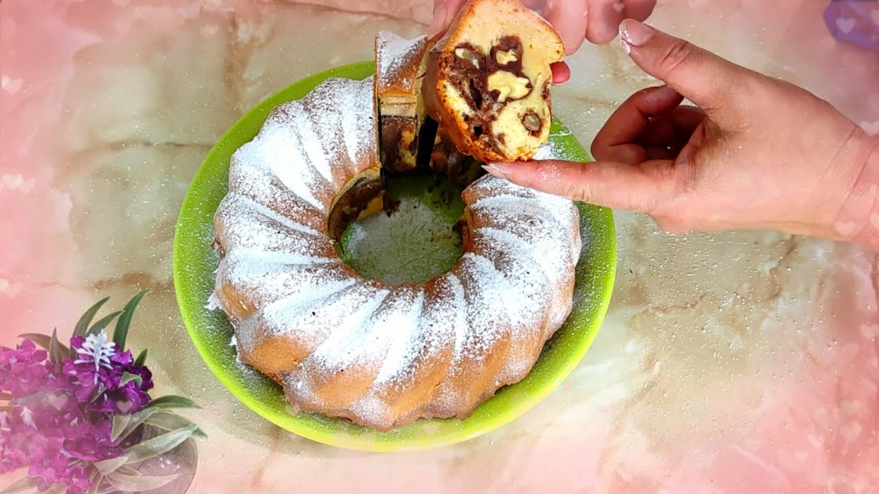 Кекс с какао и грецкими орехами. Вкусный завтрак с чашечкой кофе!