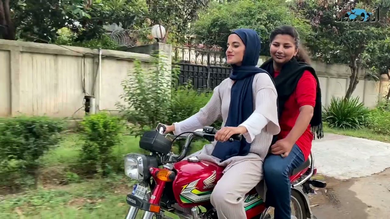 ملیے اسلام آباد کی فرحین سے جو لڑکیوں کو موٹر سائیکل چلانا سکھا رہی ہیں