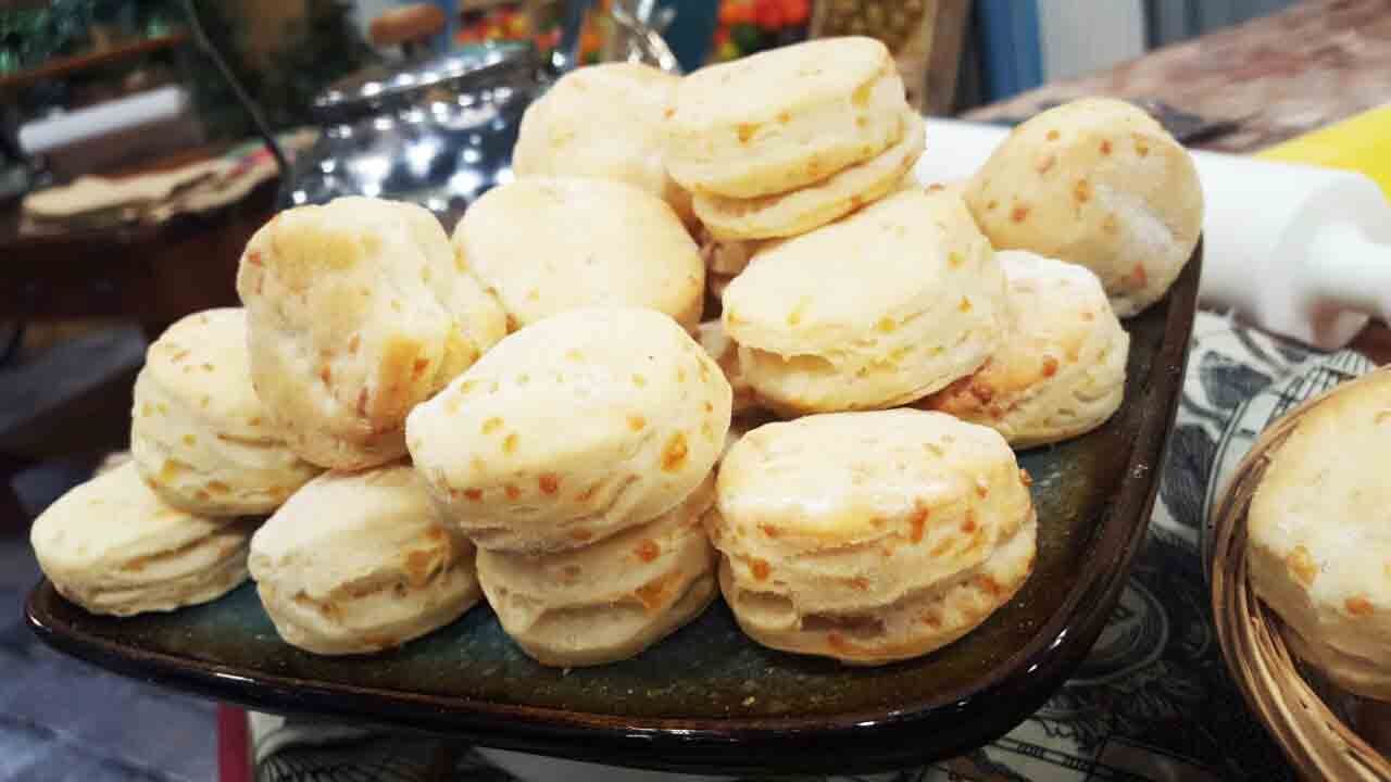 Bizcochitos hojaldrados de grasa y queso
