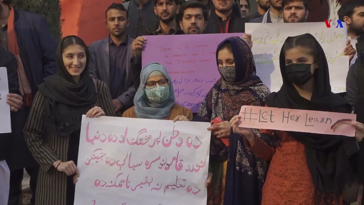 تعلیق تحصیل دختران در افغانستان؛ دانشجویان افغان در پشاور اعتراض کردند