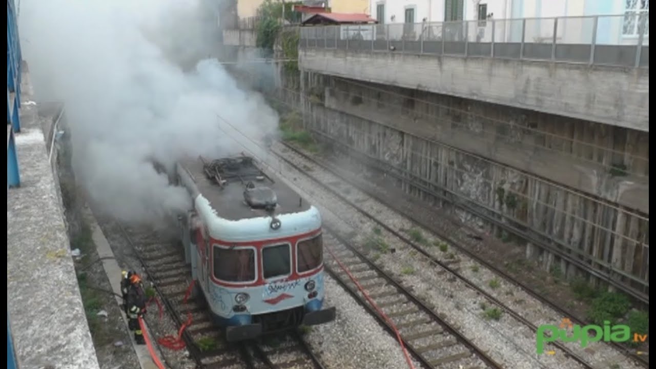 Napoli - Un corto circuito manda in fiamme treno della Cumana -live- (25.08.15)
