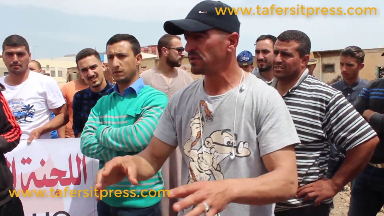 احتجاجات الجماهير الشعبية بتفرسيت على مشروع انجاز ملعب القرب