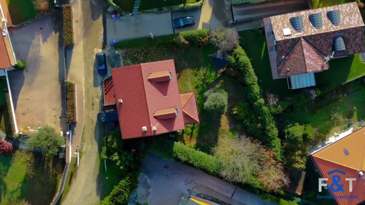 SESTO CALENDE - VILLA SU TRE PIANI IN VENDITA