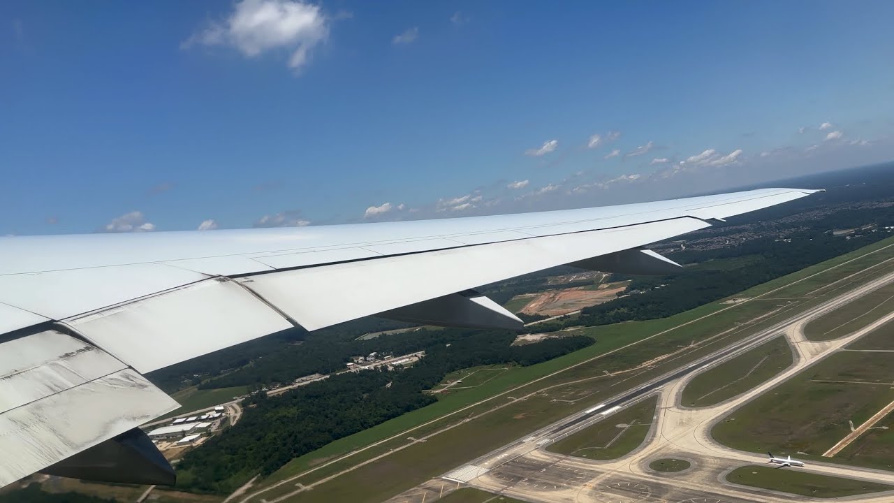 4K | United Airlines Boeing 777-200 (N214UA) Sunny & Windy Houston Takeoff