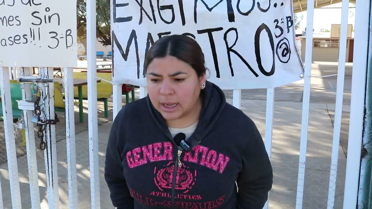 Madres de familia toman escuela y bloquean calle para exigir se asigne maestro a grupo