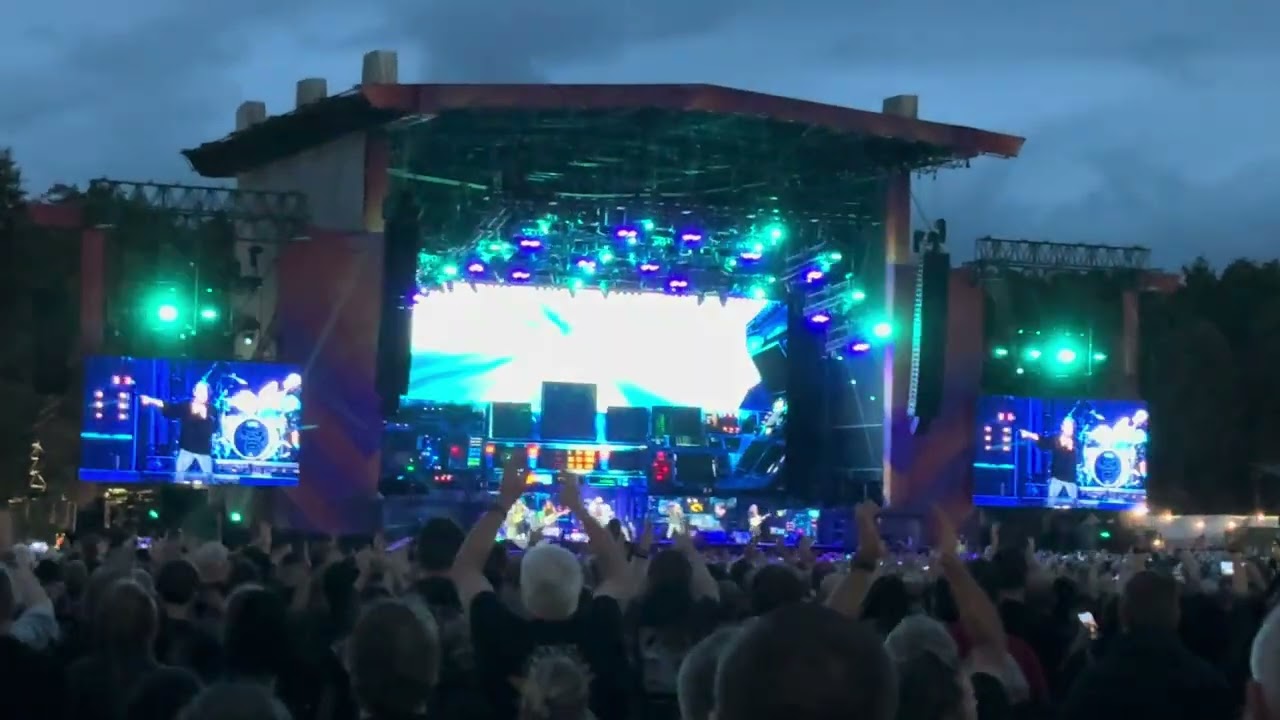 Iron Maiden - Wasted Years (Live @ Malahide Castle, Dublin)