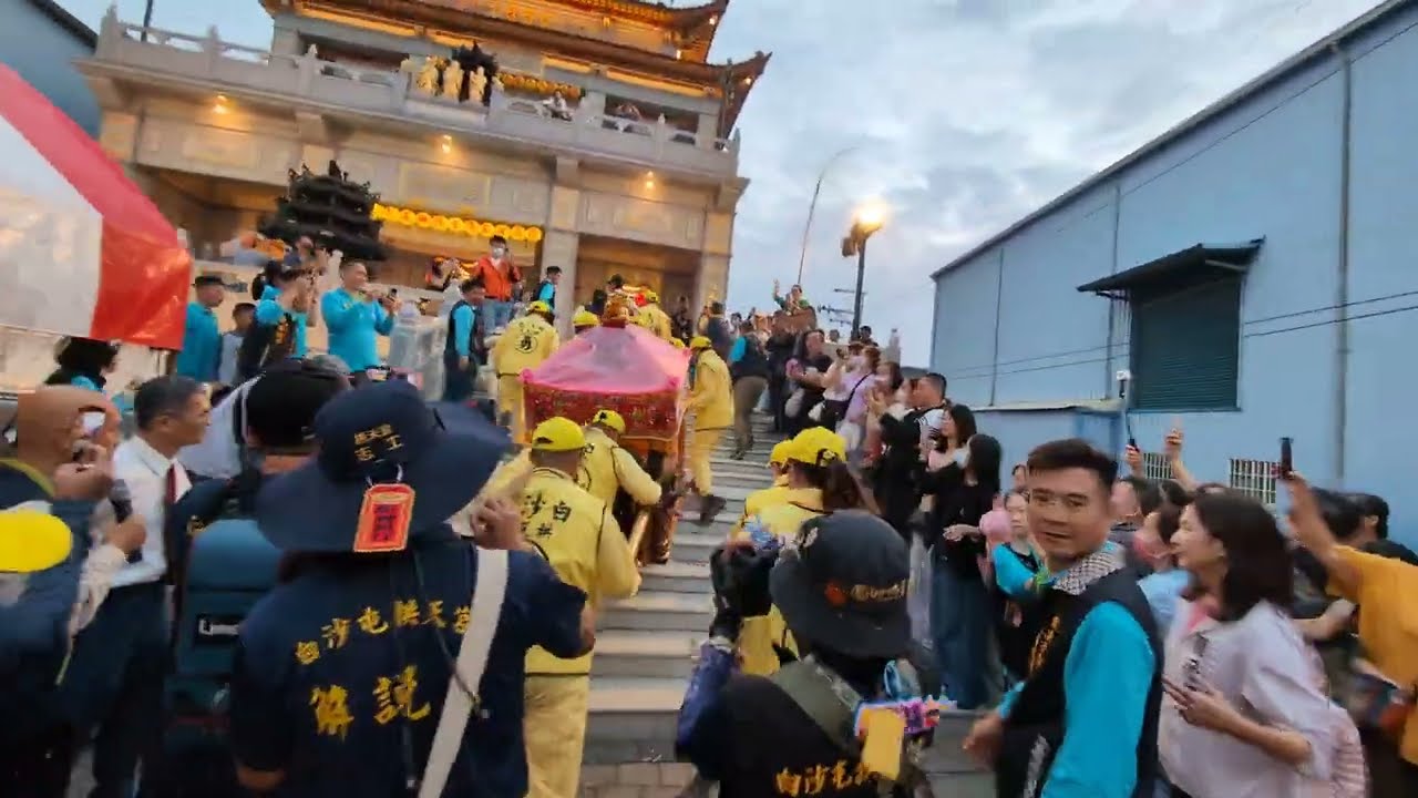 媽祖突然切西瓜到玄德堂停駕，中途還遇到五甲媽祖的鎮頭和神轎，，白沙屯三媽祖高雄岡山贊境