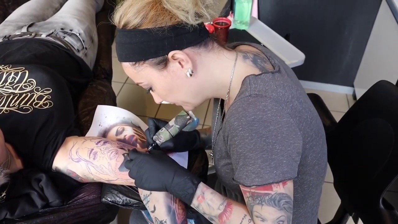 Louise bekommt ihr düsteres Tattoo von Lui