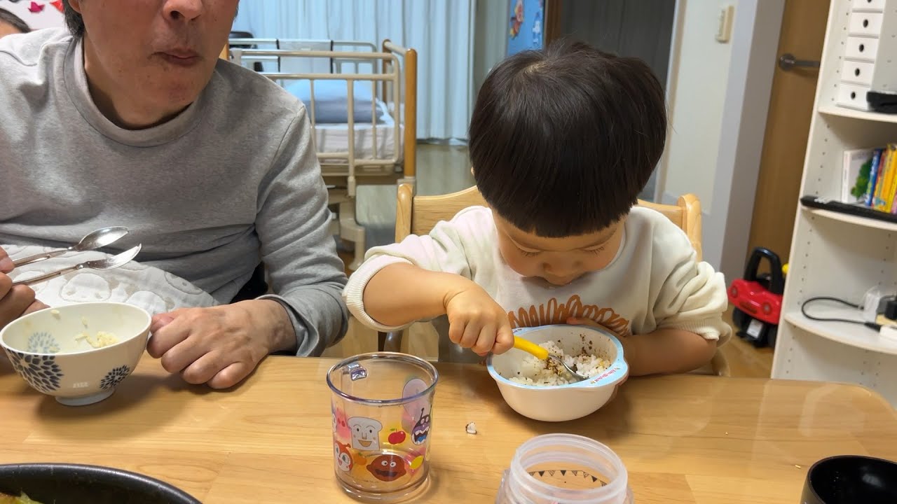 🌈晩ごはんの時間。ふりかけご飯をモリモリ食べて、おかわりもしちゃったむぎちゃん（2y4m26d No.14）