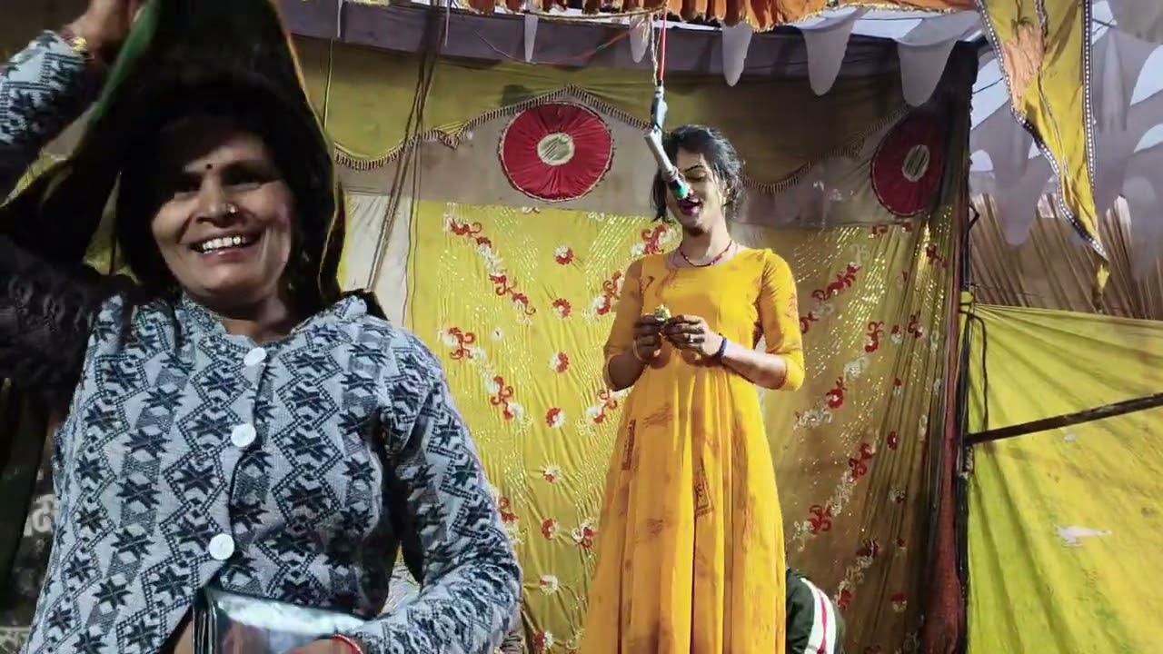 आदर्श संगीत पार्टी मास्टर सरोज खुशबू रानी की सुपरहिट नौटंकी जबरदस्त मंच पर मचा रहीं हैं धमाल