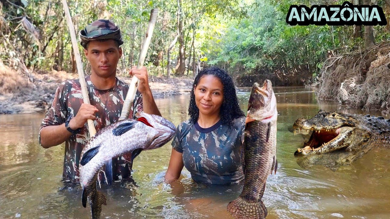 PESCA PRIMITIVA de ARPÃO e Peixe GRANDE no MEIO da FLORESTA AMAZÔNICA de cara com as FERAS PERIGOSAS