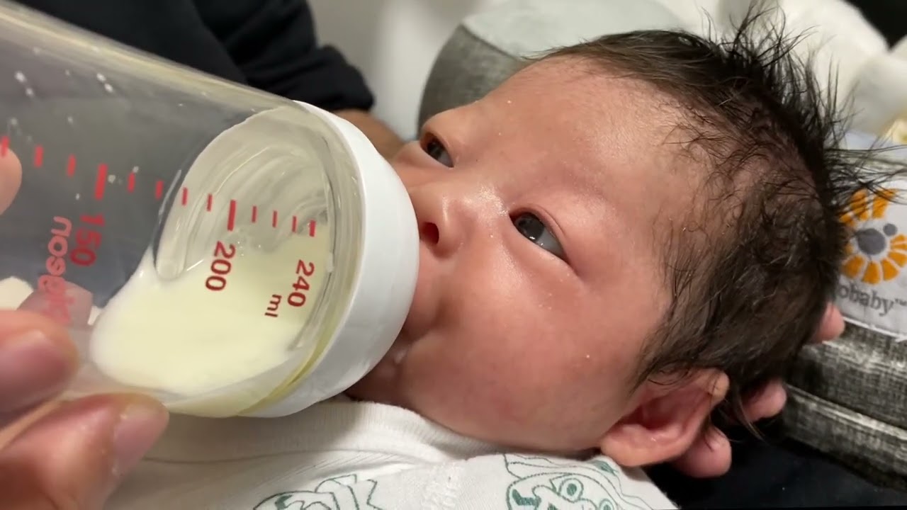 赤ちゃんの正しいミルクのあげ方（これでいいのか不明）a perfect brink the milk into the baby’s mouth