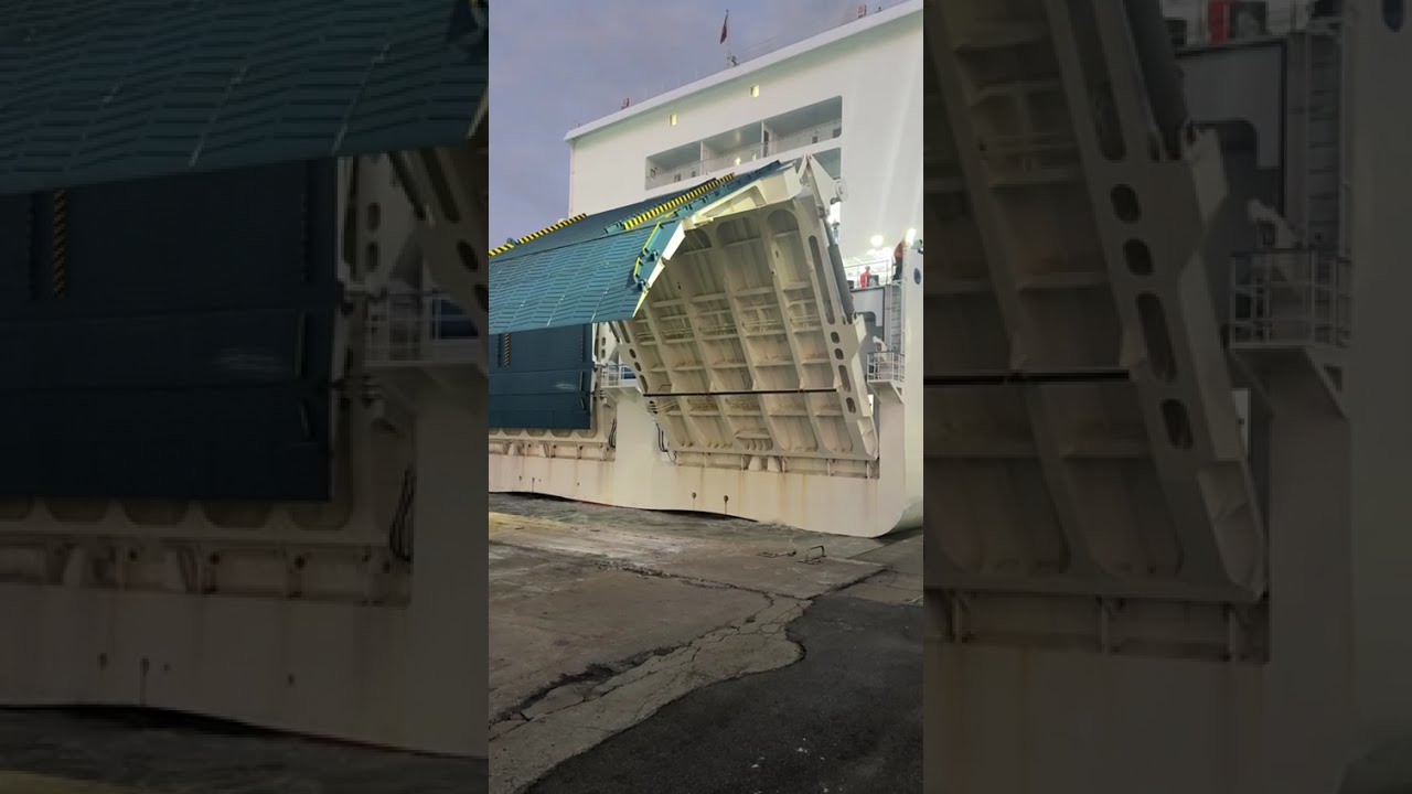 Attracco di un traghetto - A Ferry Docking #travel #italy #ferryboat  #ferry  #genoa #italiangetaway