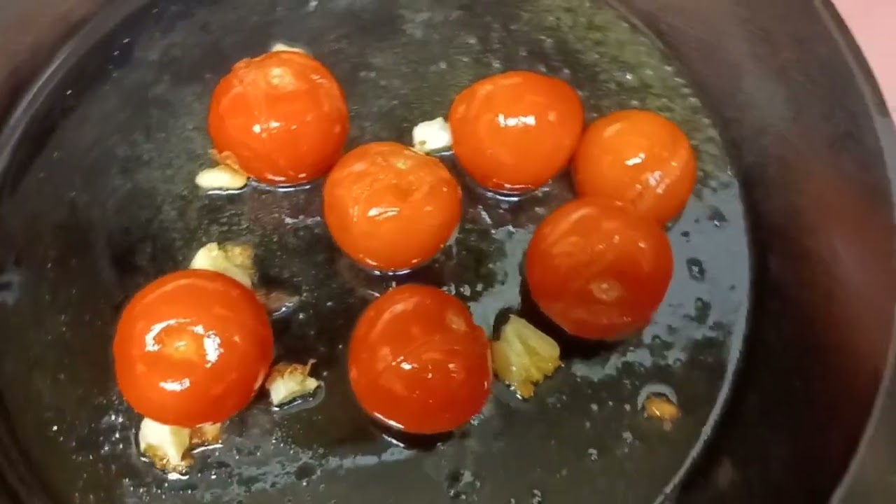 Sweet Campari Tomatoes and crushed Garlic🍅🧄👀😋🥰