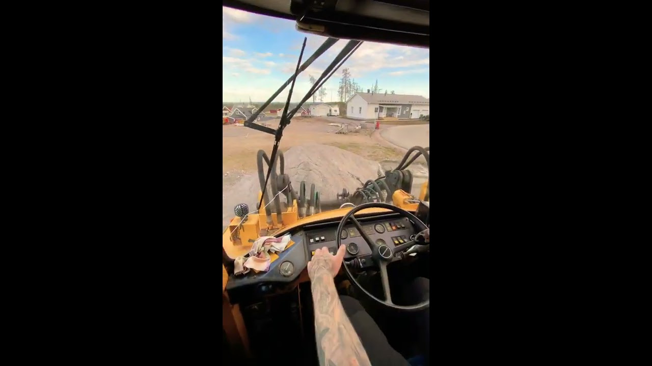 Moving gravel Volvo BM 4300B/ L70