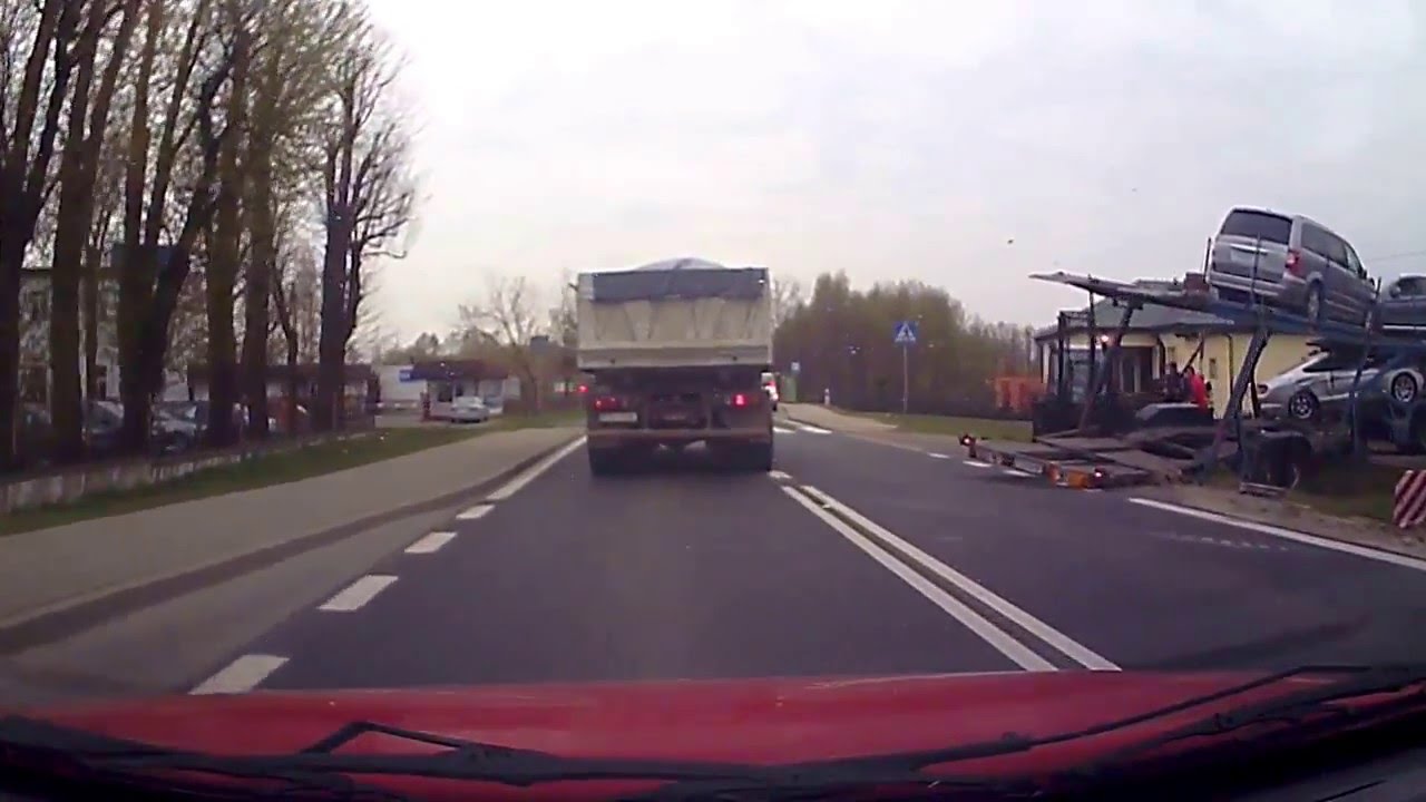 Wypadek w szadowie - naczepa w rowie ...
