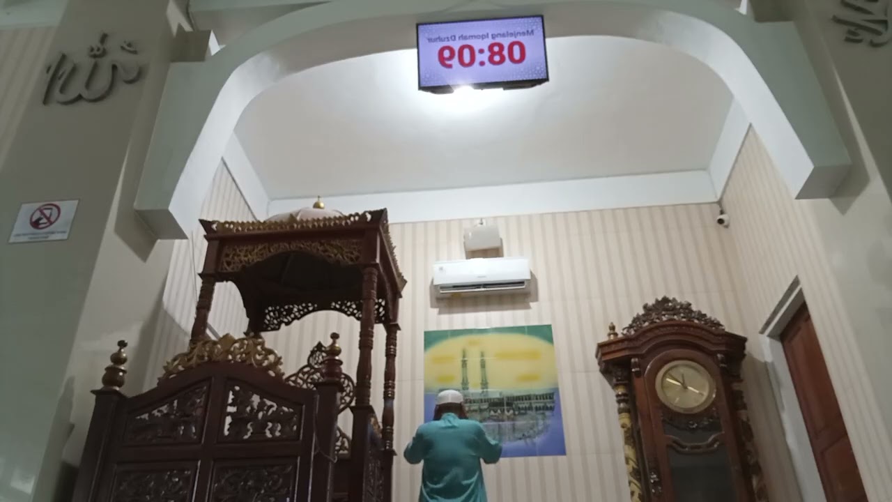 Adzan dzuhur di mesjid al ikhwan kompleks pasar lama mandonga kendari Sulawesi tenggara