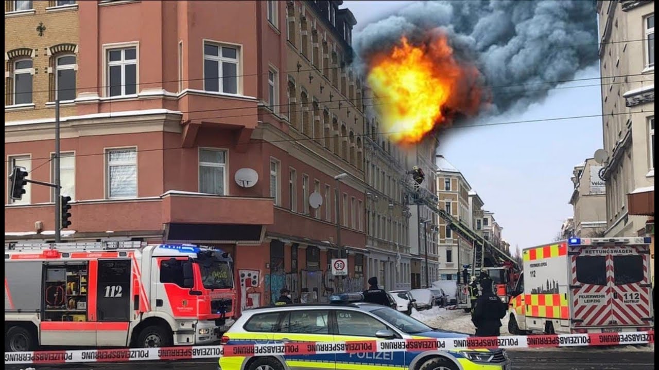 Feuer nahe Eisenbahnstra&szlig;e : Mehrfamilienhaus in Leipzig in Flammen. Brand in Leipzig,