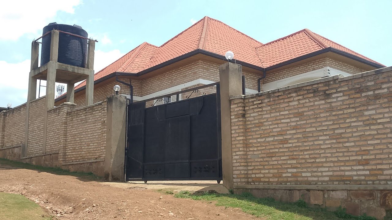 Gura inzu ikomeye cyane Imbere ninyuma ubuso 700sqm Kigali Busanza 0785355082