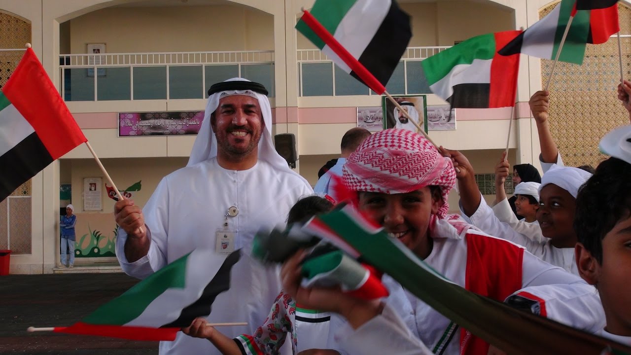 طلاب مدرسة حمودة يشكلون علم الامارات في يوم العلم الاماراتي Flag day 2016