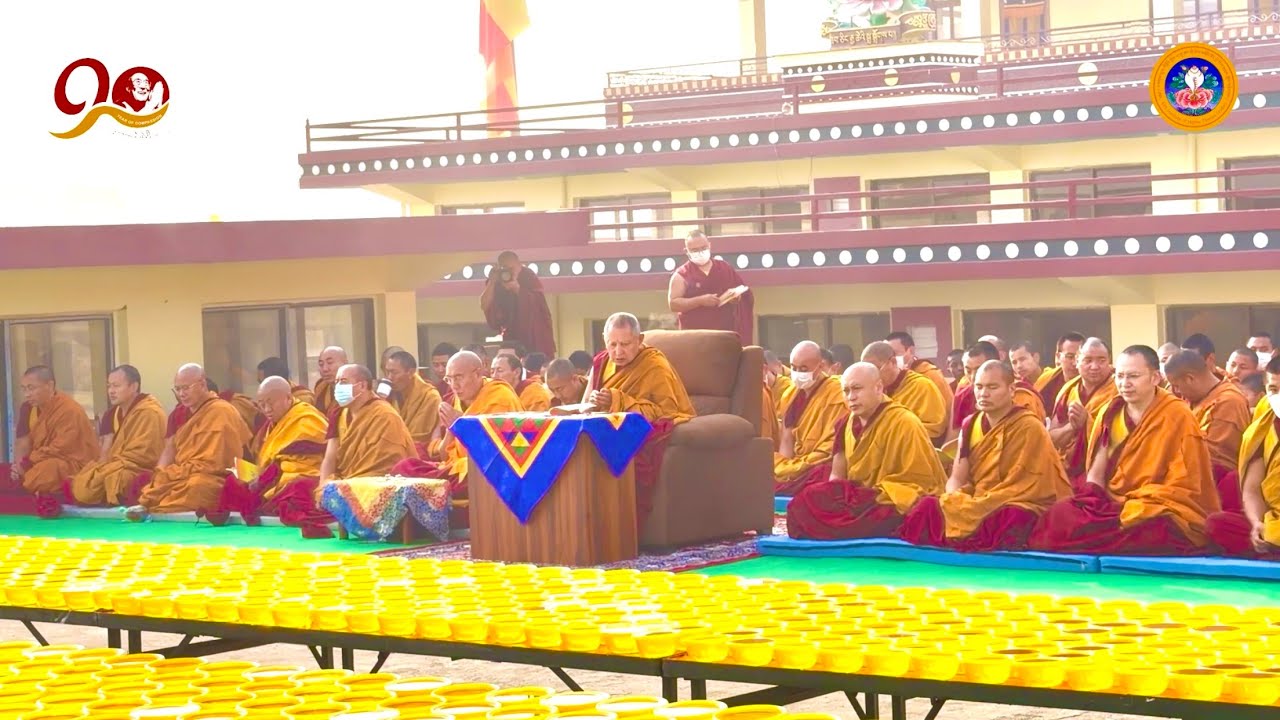 ༄༅།།༧སྐྱབས་་རྗེ་ཀིརྟི་རིན་པོ་ཆེ་དབུ་བཞུགས་ཐོག་གྲྭ་ཚང་འདུས་མང་ཡོངས་ནས་ཡོན་ཆབ་འབུམ་གཅིག་འབུལ་བཤམས་མཛད།