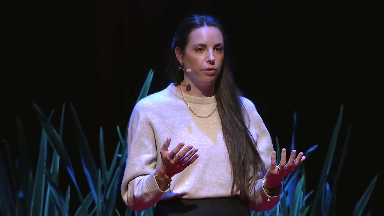 Comment réduire fortement l'usage des pesticides chimiques ? | Lucie Monticelli | TEDxCannes