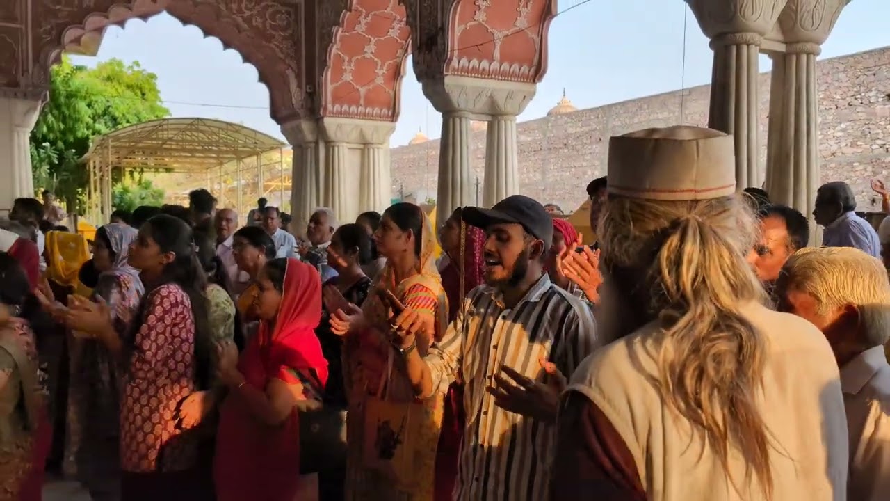Radha Rani ki Nath per Mor Nache bhajan | Govind Dev Ji