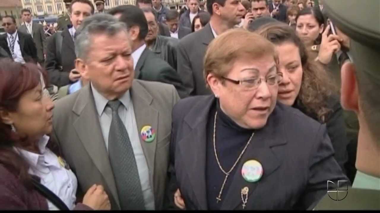 Colombia buries officers killed in rescue operation