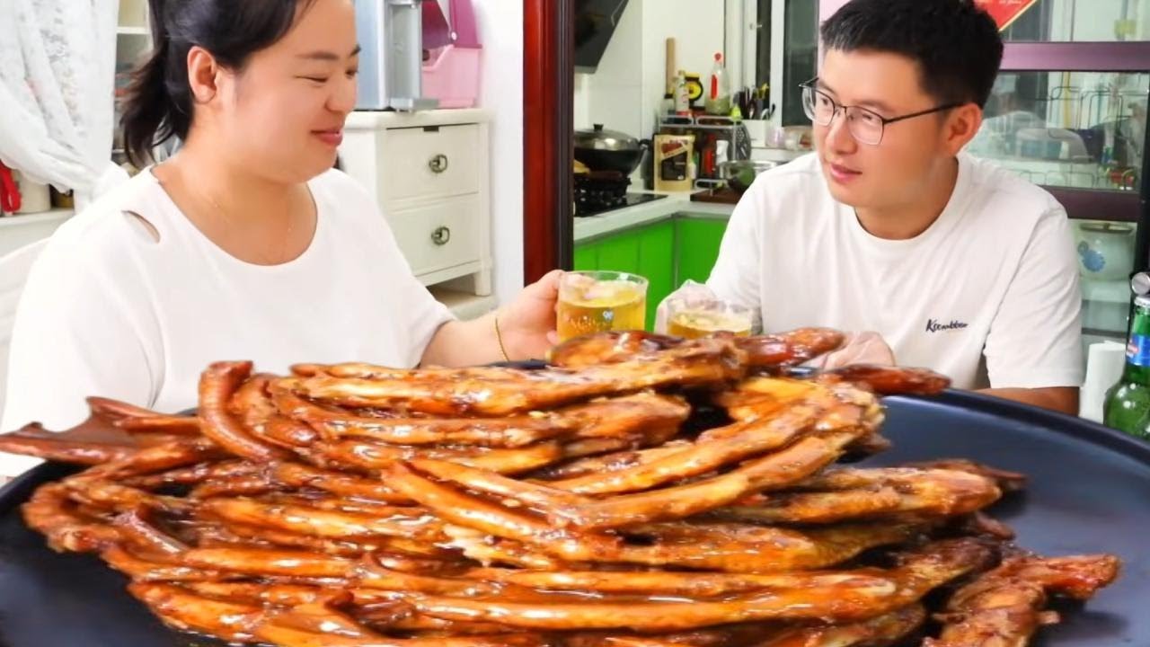 一锅热辣卤鸭货，实现啃鸭自由，夫妻举杯慢聊，今夜微醺方休！#鸭货的卤制方法