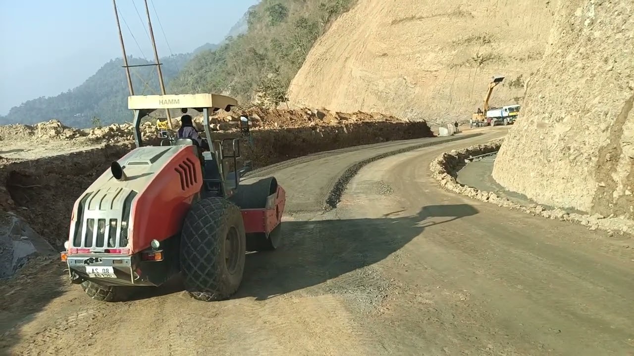 रोड को रोलरमारते हुए