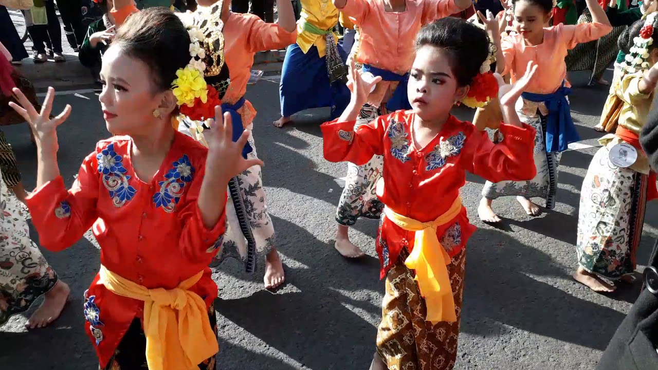 2000 penari @dago car free day..#daunpulus