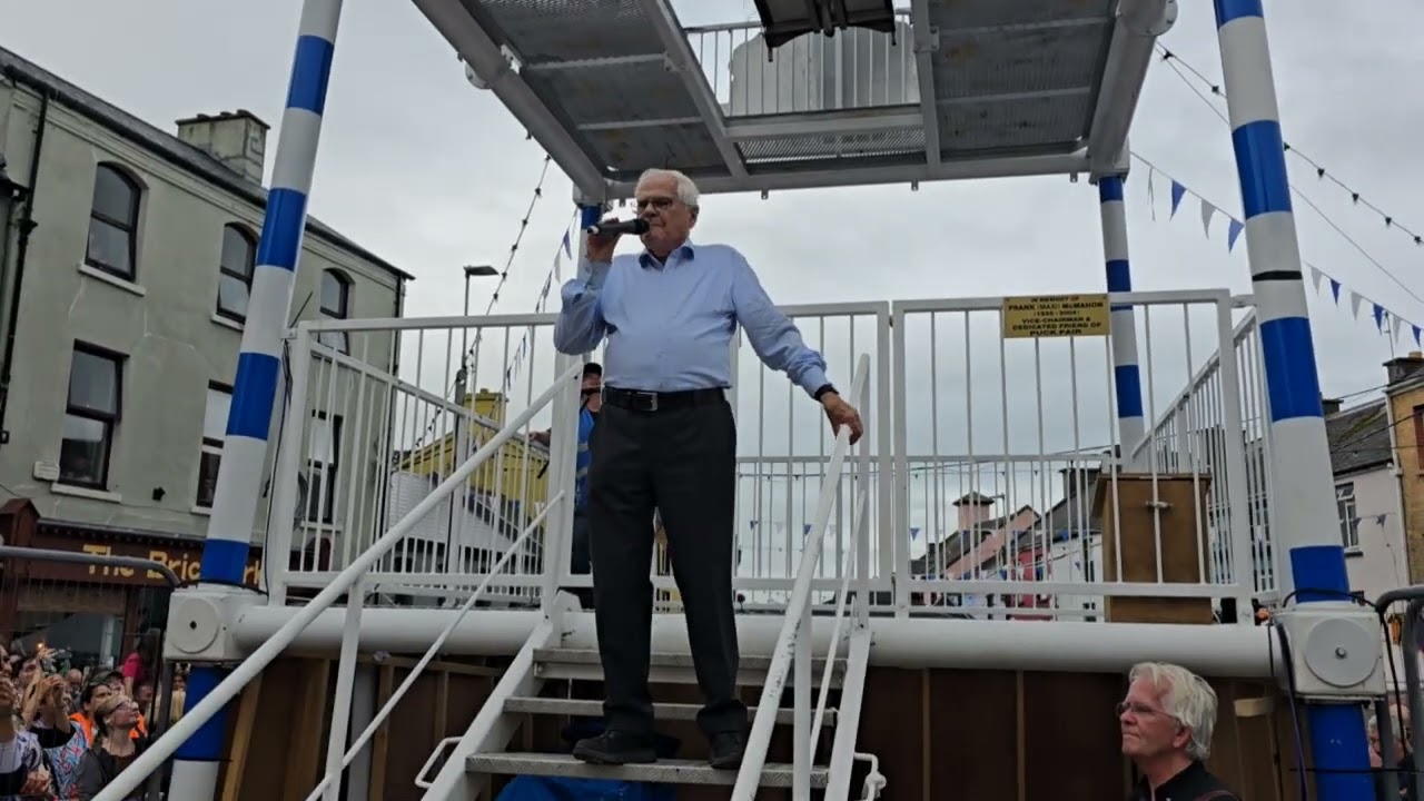 Séan Ó Sé singing An Púc ar Buile at Puck Fair in 2025.