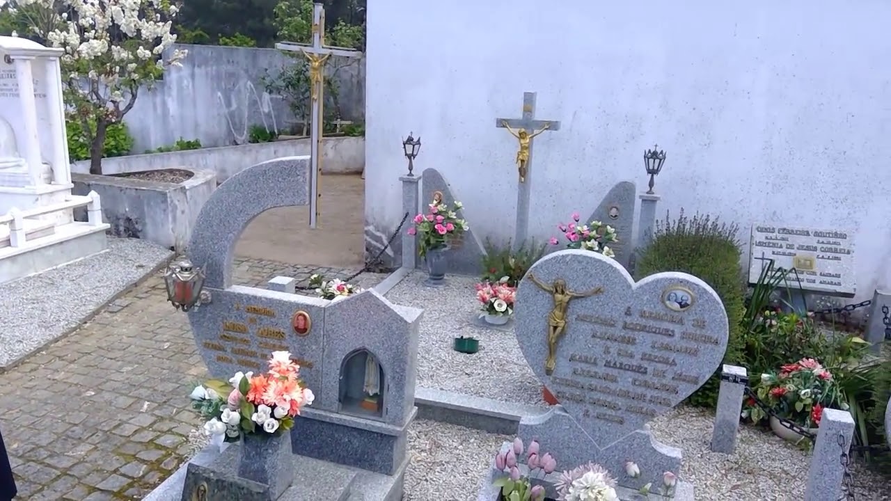 Ora&ccedil;&atilde;o pelos Defuntos no Cemit&eacute;rio da Par&oacute;quia de S&atilde;o Pedro de Mioma