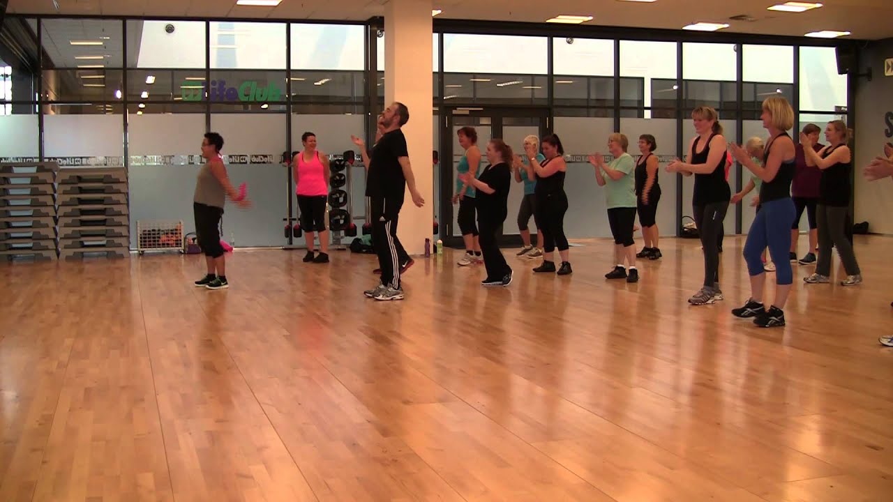 ZUMBAKONGEN Dennis Ravn tr&aelig;ner med Livsstilsholdet