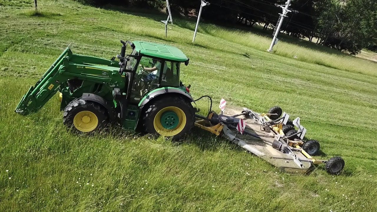 John Deere 6115 RC - Mulčování trávy v Pozděchově u vleku (21.6.2021)