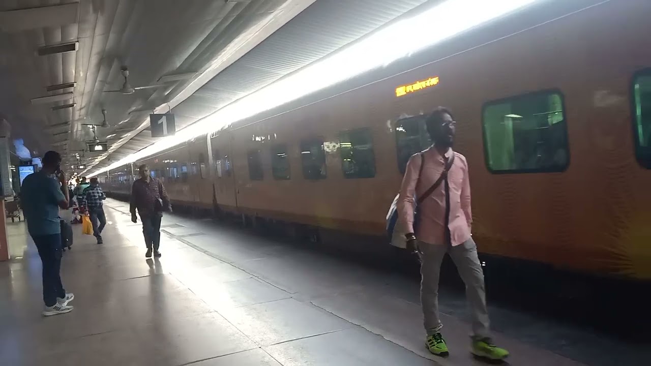 12952 New Delhi - Mumbai Central Tejas Rajdhani Express departure from New delhi