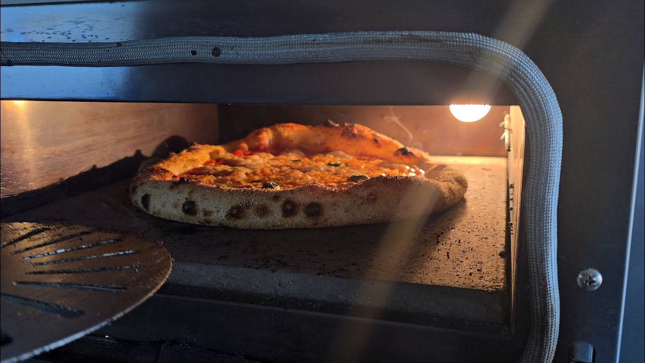 A kis kir&aacute;ly &uacute;jra munk&aacute;ban Effeovens N3 Margherita pizza s&uuml;t&eacute;se! Tan&aacute;csok a be&uuml;zemel&eacute;shez!