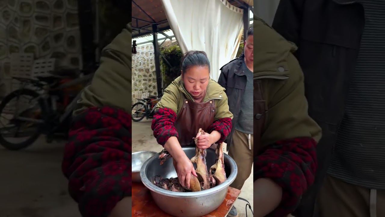 农村的腊猪脚猪头才是过年的标配、吃出多少年味的回忆，在此祝所有刷到视频的朋友新年快乐#记录真实生活 #新农人计划 #农村美食 #年味